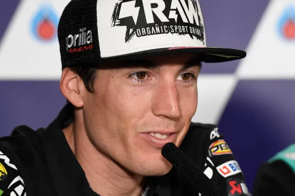 FOR SOCIAL2 O aleix espargaro extends deal aprilia