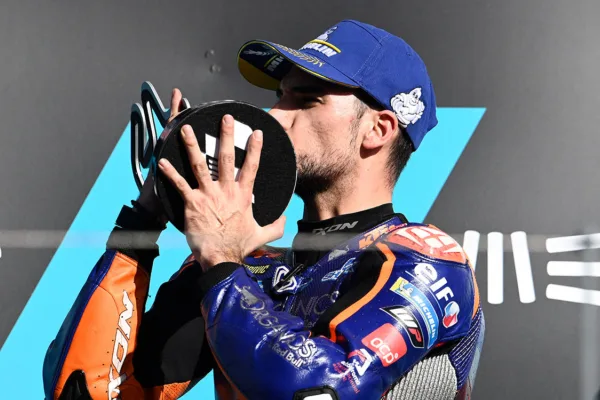 FOR SOCIAL20 Oliveira goes wire to wire portugal