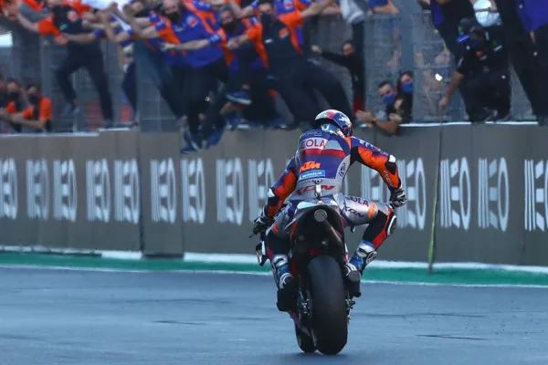 FOR SOCIAL20 Oliveira signs off in style tech 3