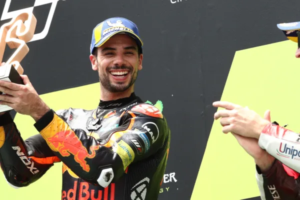 FOR SOCIAL21 catalan gp oliveira triumphs