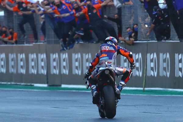 FOR SOCIAL20 Oliveira signs off in style tech 3