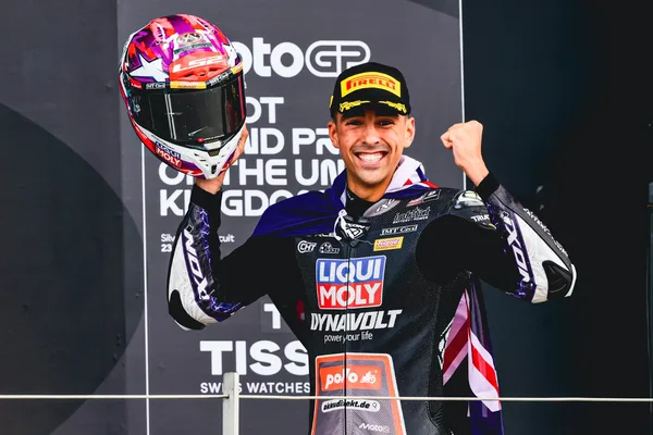 FOR WEB25 Senna Re-Signs